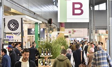 Visiteurs devant le stand Verrerie du Sud