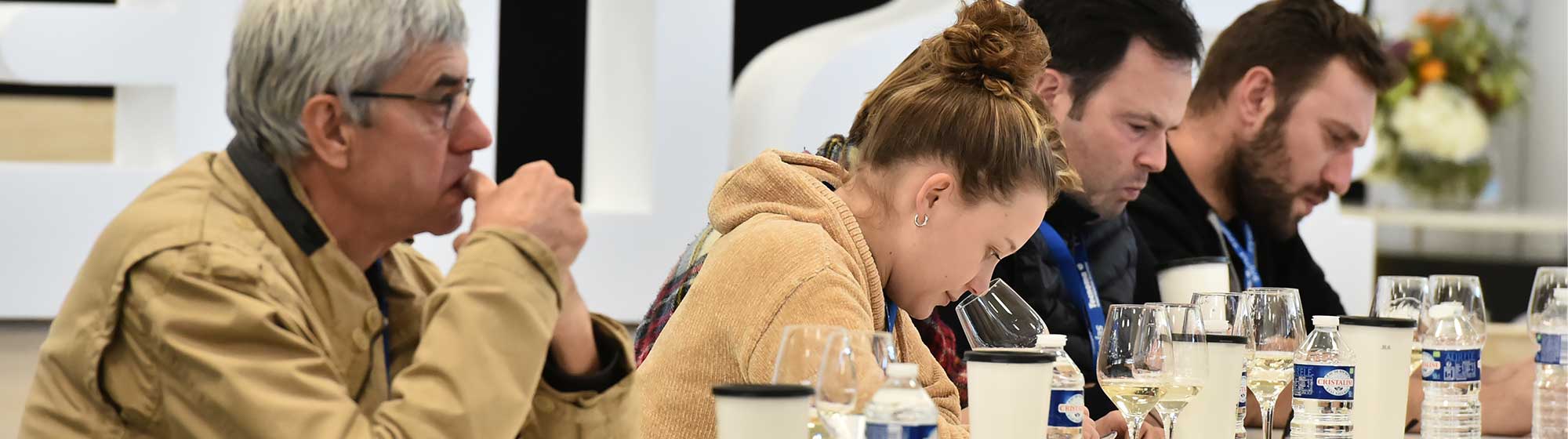 Personnes lors d'une dégustation de vin