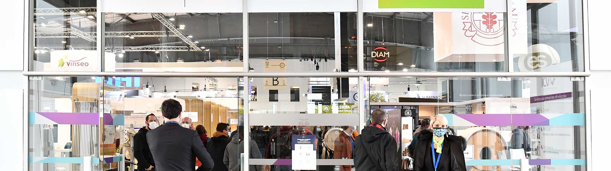 Visiteurs à l'entrée du hall A2