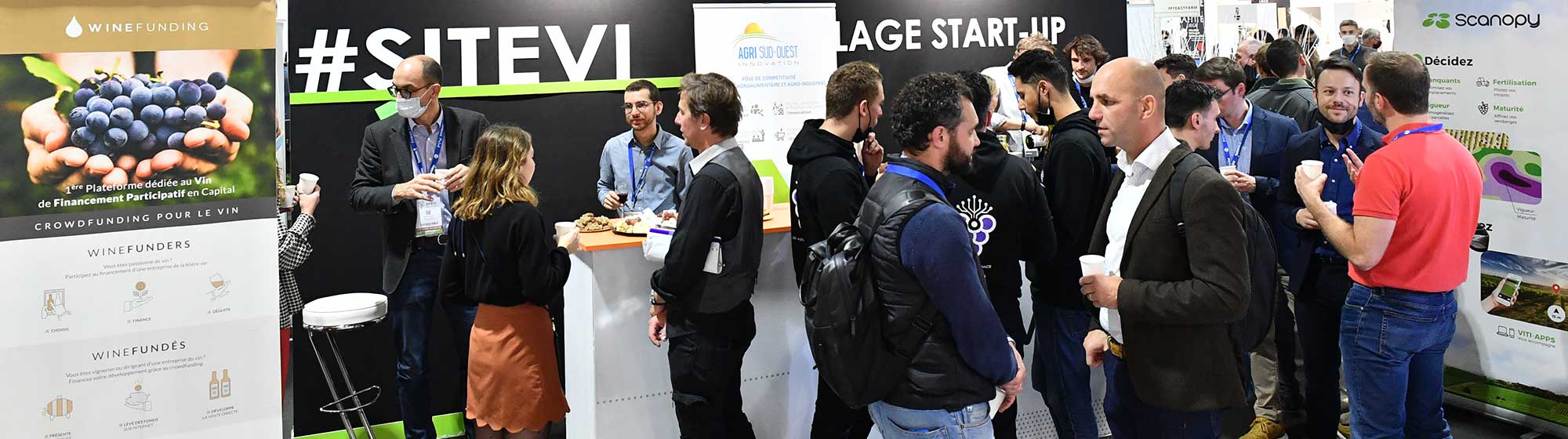 Visiteurs en pleine discussion devant le Village start-up