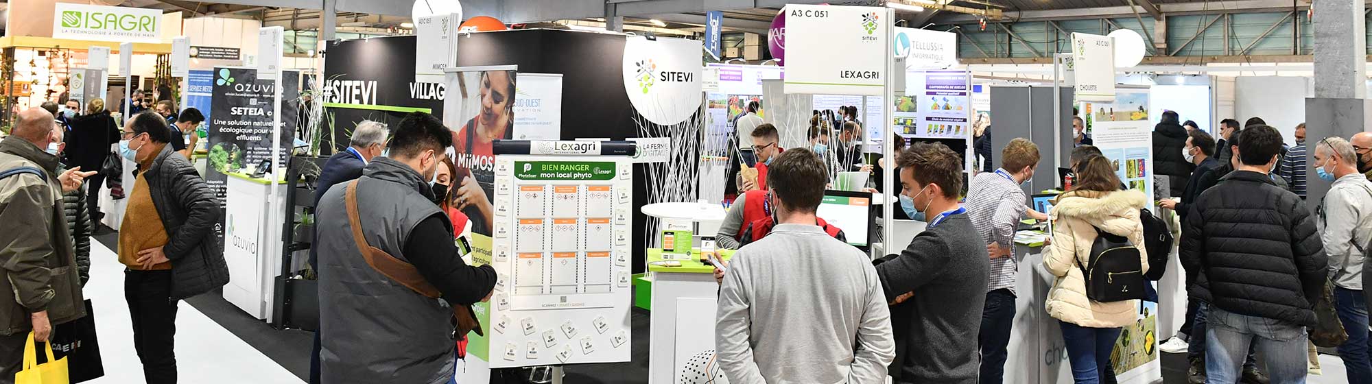 Visiteurs devant le stand du Village Start-up