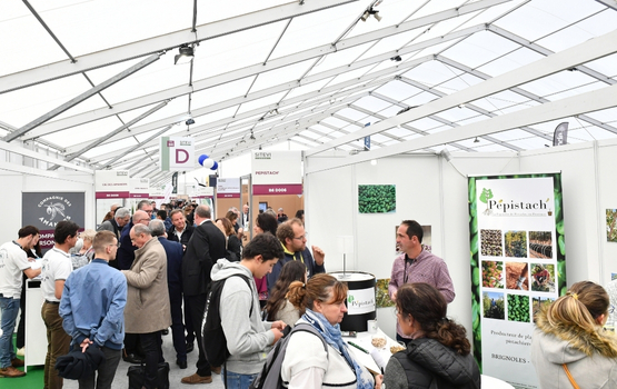 Des visiteurs devant un stand exposant