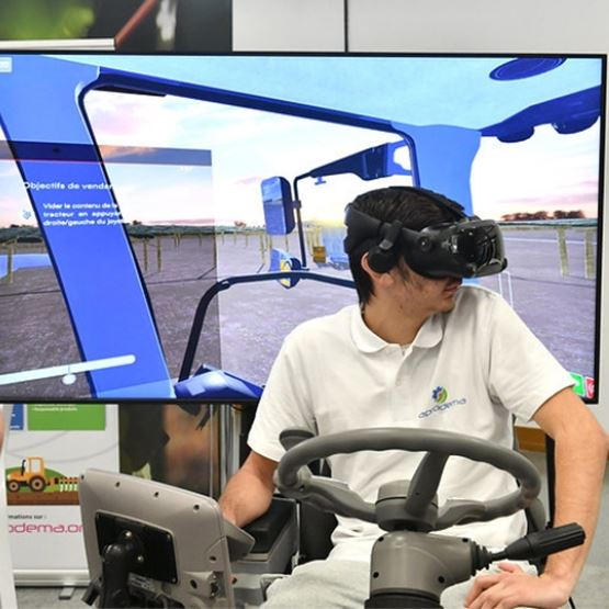 Des visiteurs testant un tracteur en réalité virtuelle