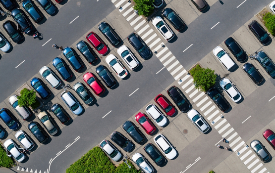 Vue aérienne d'un parking rempli de voitures